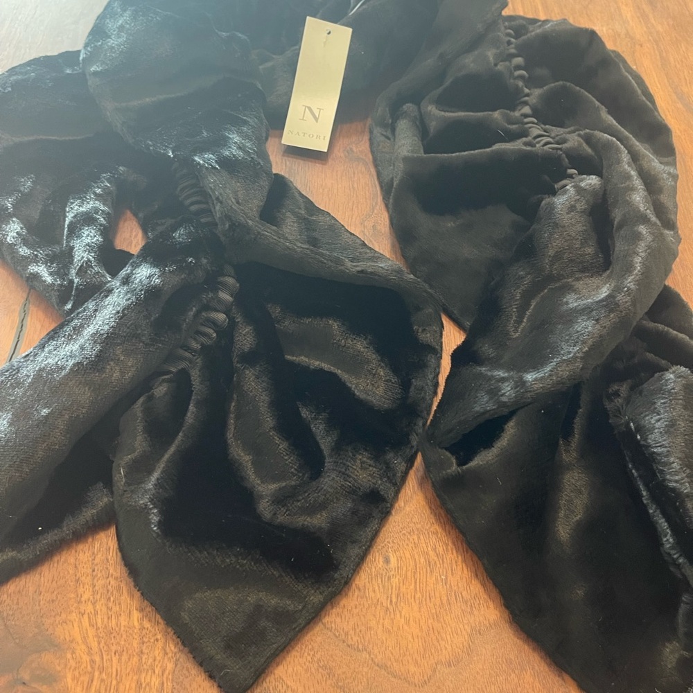 Natori Elegant Black Velvet Scarf collar wrap woman’s hollywood cottage core